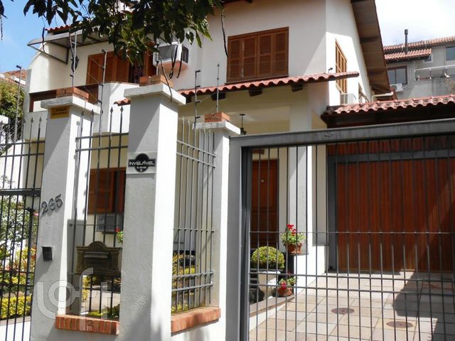 Casa com 350m², 4 dormitórios, 4 suítes, 2 vagas, Petrópolis em Porto Alegre