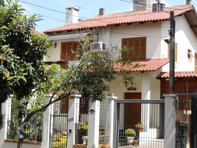Casa com 350m², 4 dormitórios, 4 suítes, 2 vagas, Petrópolis em Porto Alegre