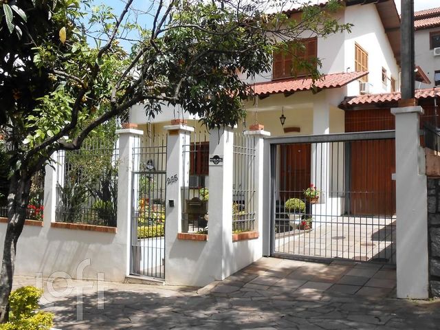 Casa com 350m², 4 dormitórios, 4 suítes, 2 vagas, Petrópolis em Porto Alegre