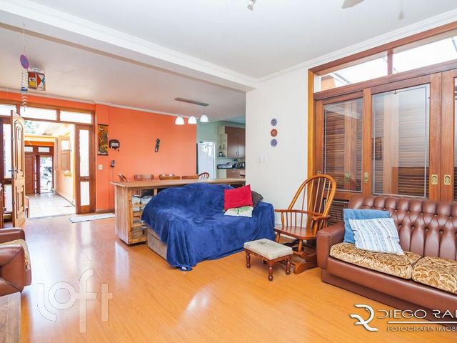 Casa com 230m², 3 dormitórios, 3 vagas, Vila Ipiranga em Porto Alegre