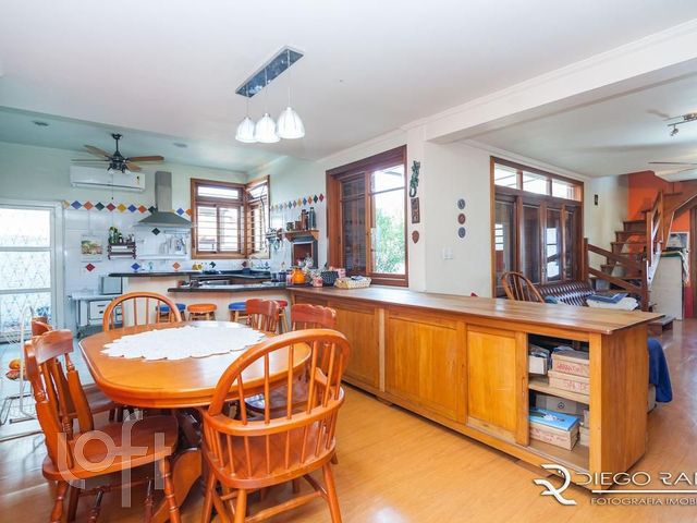 Casa com 230m², 3 dormitórios, 3 vagas, Vila Ipiranga em Porto Alegre