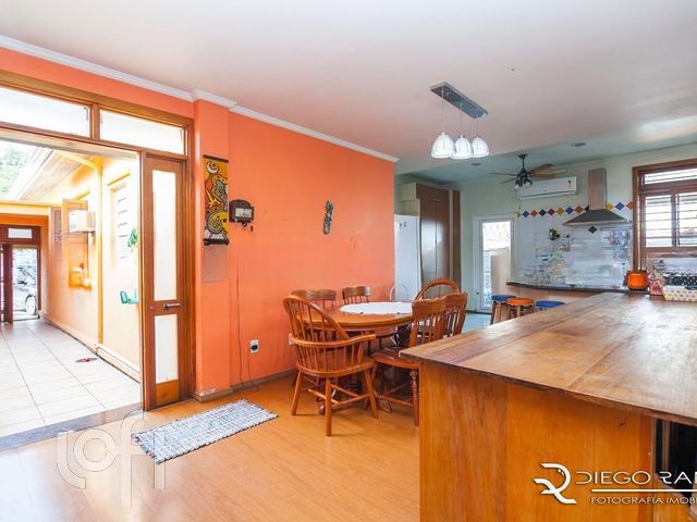 Casa com 230m², 3 dormitórios, 3 vagas, Vila Ipiranga em Porto Alegre