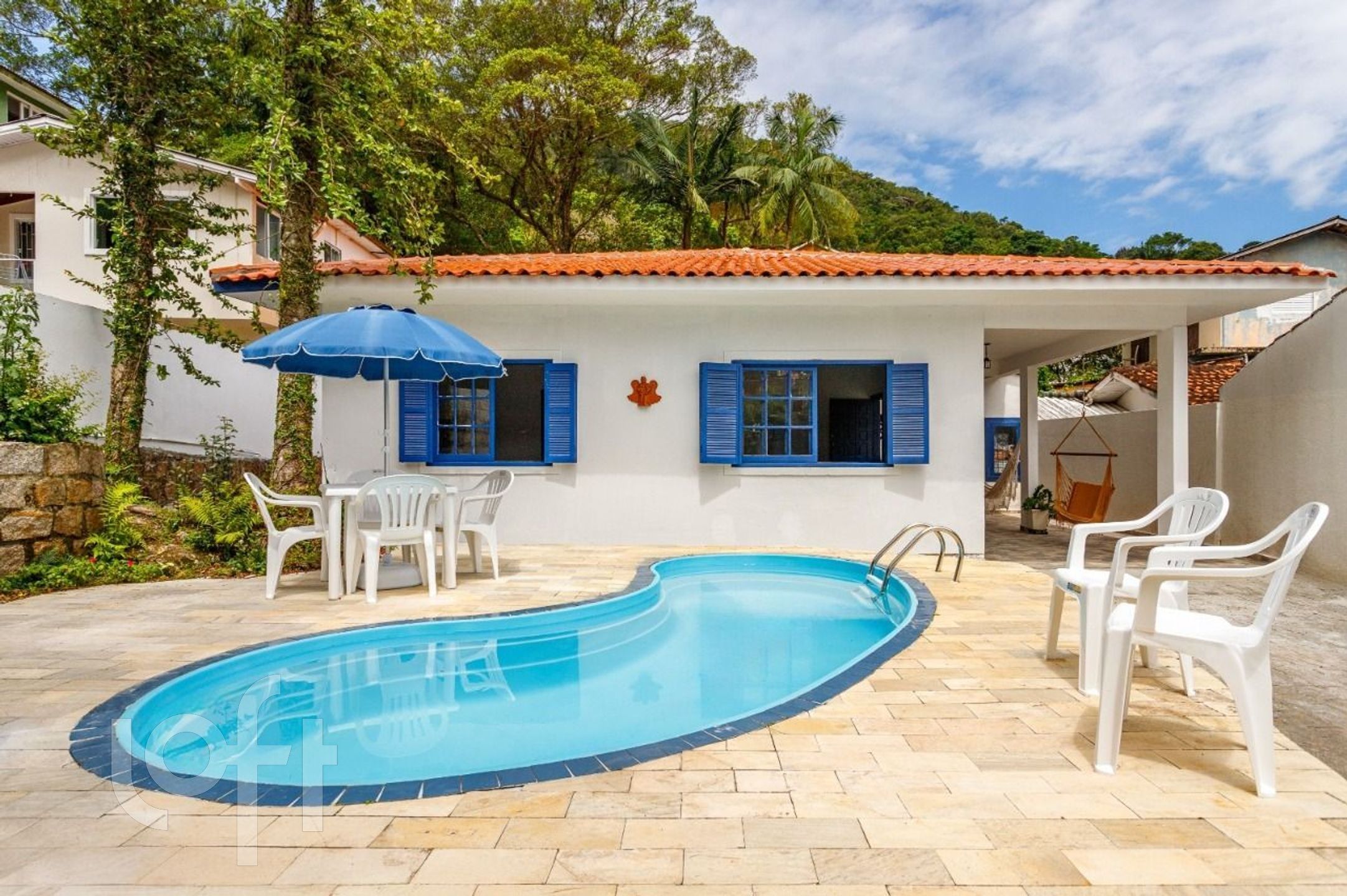 Casa à venda em Sambaqui com 117 m², 3 quartos, 1 suíte