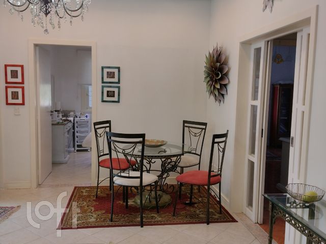 Casa com 200m², 5 dormitórios, 1 suíte, 1 vaga, Petrópolis em Porto Alegre