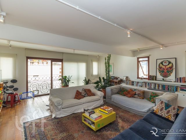 Apartamento com 214m², 3 dormitórios, 1 suíte, 2 vagas, Petrópolis em Porto Alegre