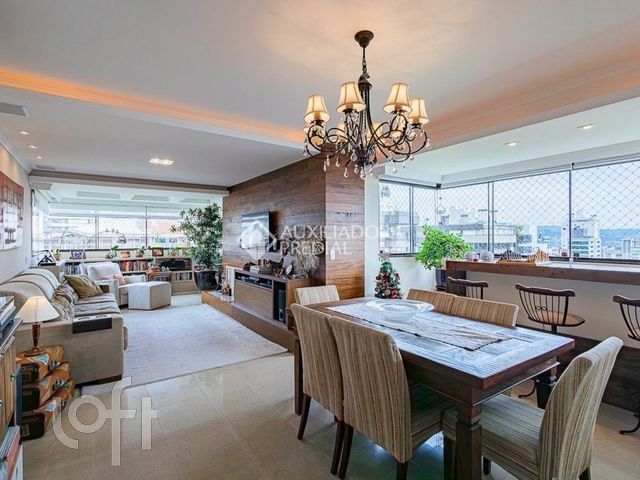 Apartamento com 147m², 3 dormitórios, 1 suíte, 3 vagas, Petrópolis em Porto Alegre