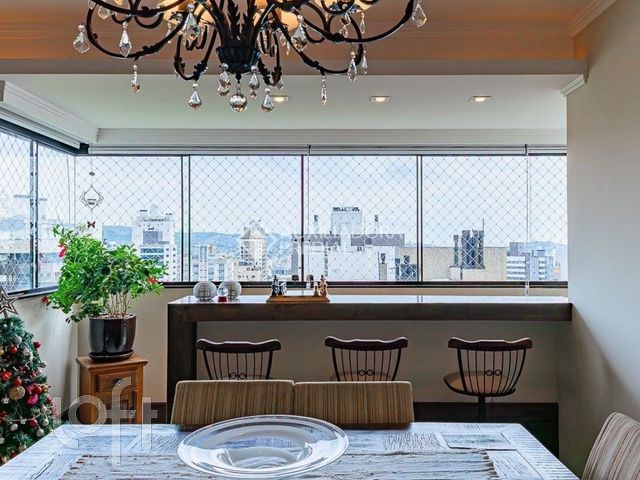 Apartamento com 147m², 3 dormitórios, 1 suíte, 3 vagas, Petrópolis em Porto Alegre