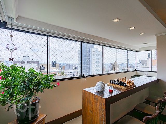 Apartamento com 147m², 3 dormitórios, 1 suíte, 3 vagas, Petrópolis em Porto Alegre