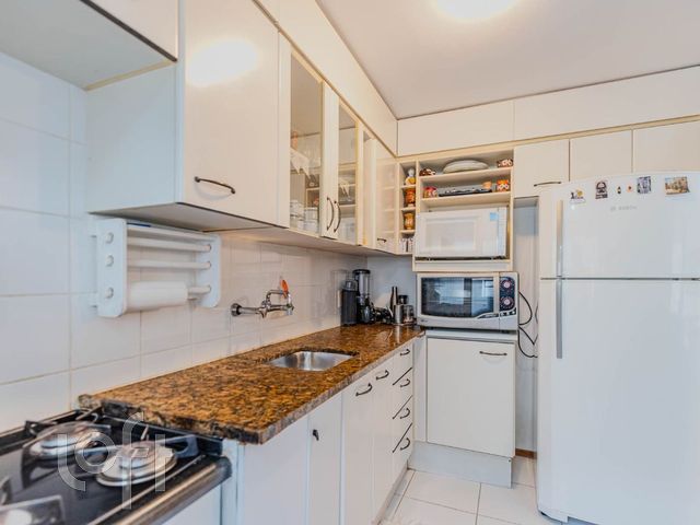 Apartamento com 65m², 2 dormitórios, 1 vaga, Menino Deus em Porto Alegre