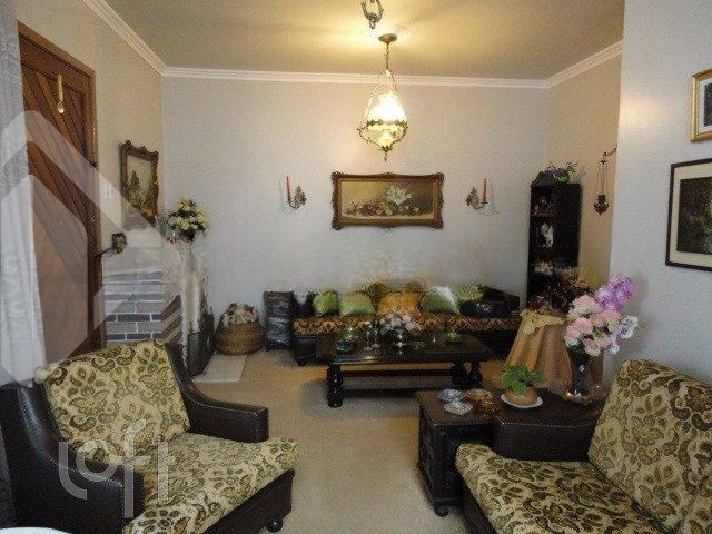 Casa com 217m², 3 dormitórios, 1 suíte, 3 vagas, Petrópolis em Porto Alegre