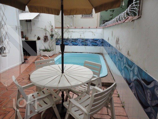 Casa com 217m², 3 dormitórios, 1 suíte, 3 vagas, Petrópolis em Porto Alegre