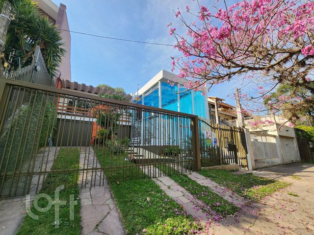 Casa com 255m², 3 dormitórios, 1 suíte, 4 vagas, Chácara das Pedras em Porto Alegre