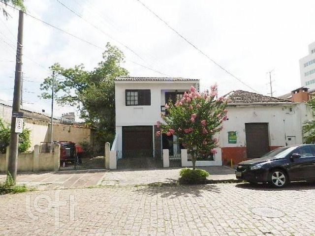 Casa com 219m², 3 dormitórios, 1 suíte, 2 vagas, Santana em Porto Alegre