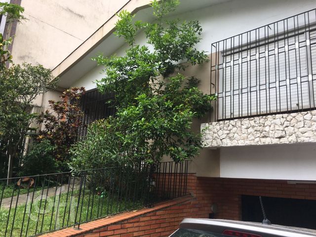 Casa com 350m², 5 dormitórios, 1 suíte, Higienópolis em Porto Alegre