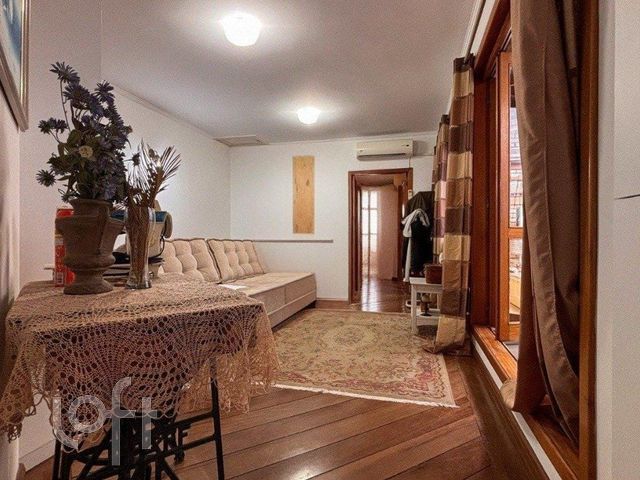 Casa com 236m², 3 dormitórios, 1 suíte, 4 vagas, Menino Deus em Porto Alegre