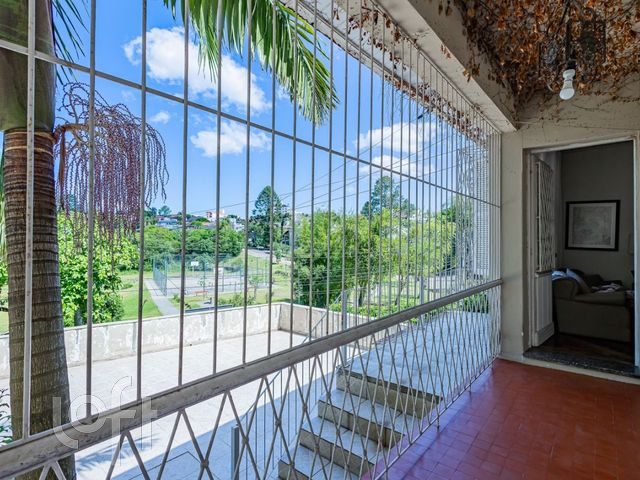 Casa com 330m², 4 dormitórios, 3 suítes, 2 vagas, Três Figueiras em Porto Alegre