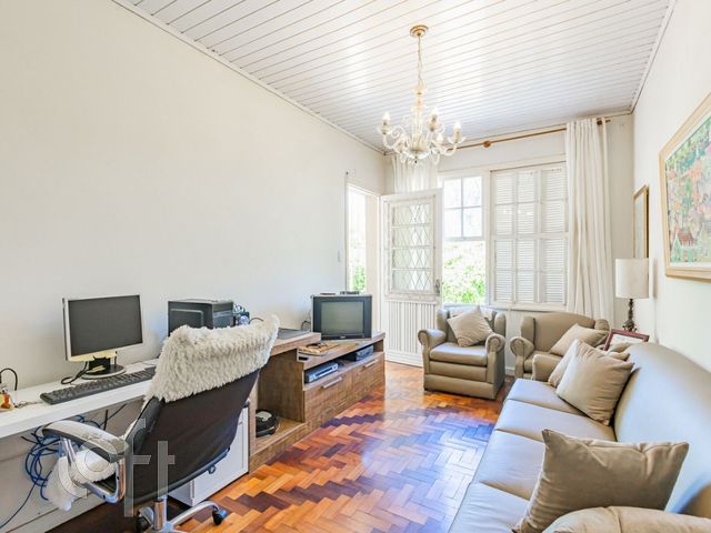 Casa com 330m², 4 dormitórios, 3 suítes, 2 vagas, Três Figueiras em Porto Alegre