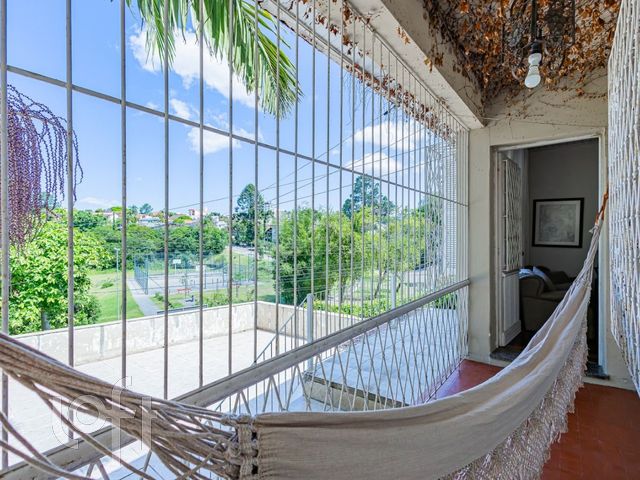 Casa com 330m², 4 dormitórios, 3 suítes, 2 vagas, Três Figueiras em Porto Alegre