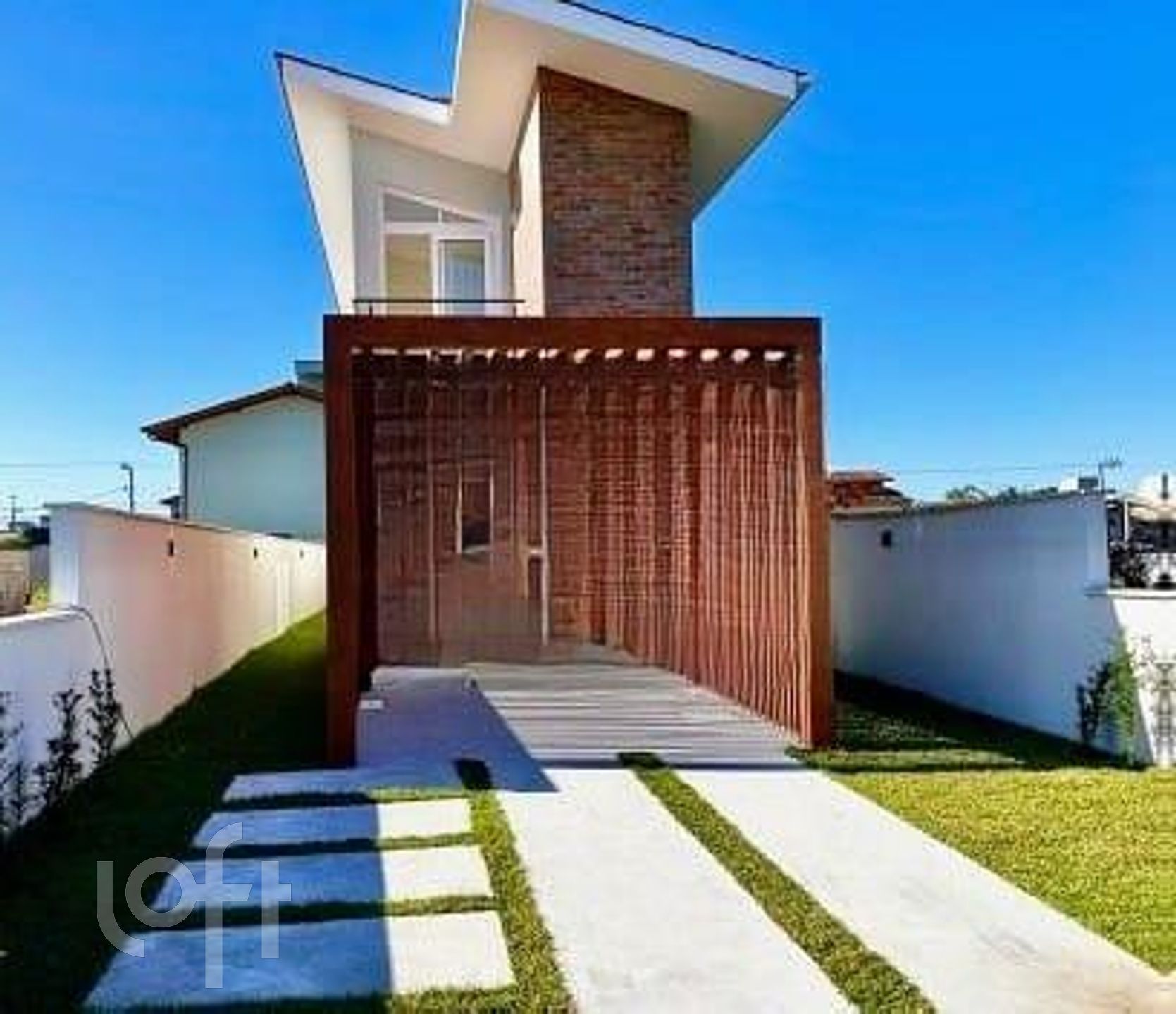 Casa Residencial com 131m², 3 quartos, 2 suítes, 2 garagens, no bairro Campeche Central em Florianópolis