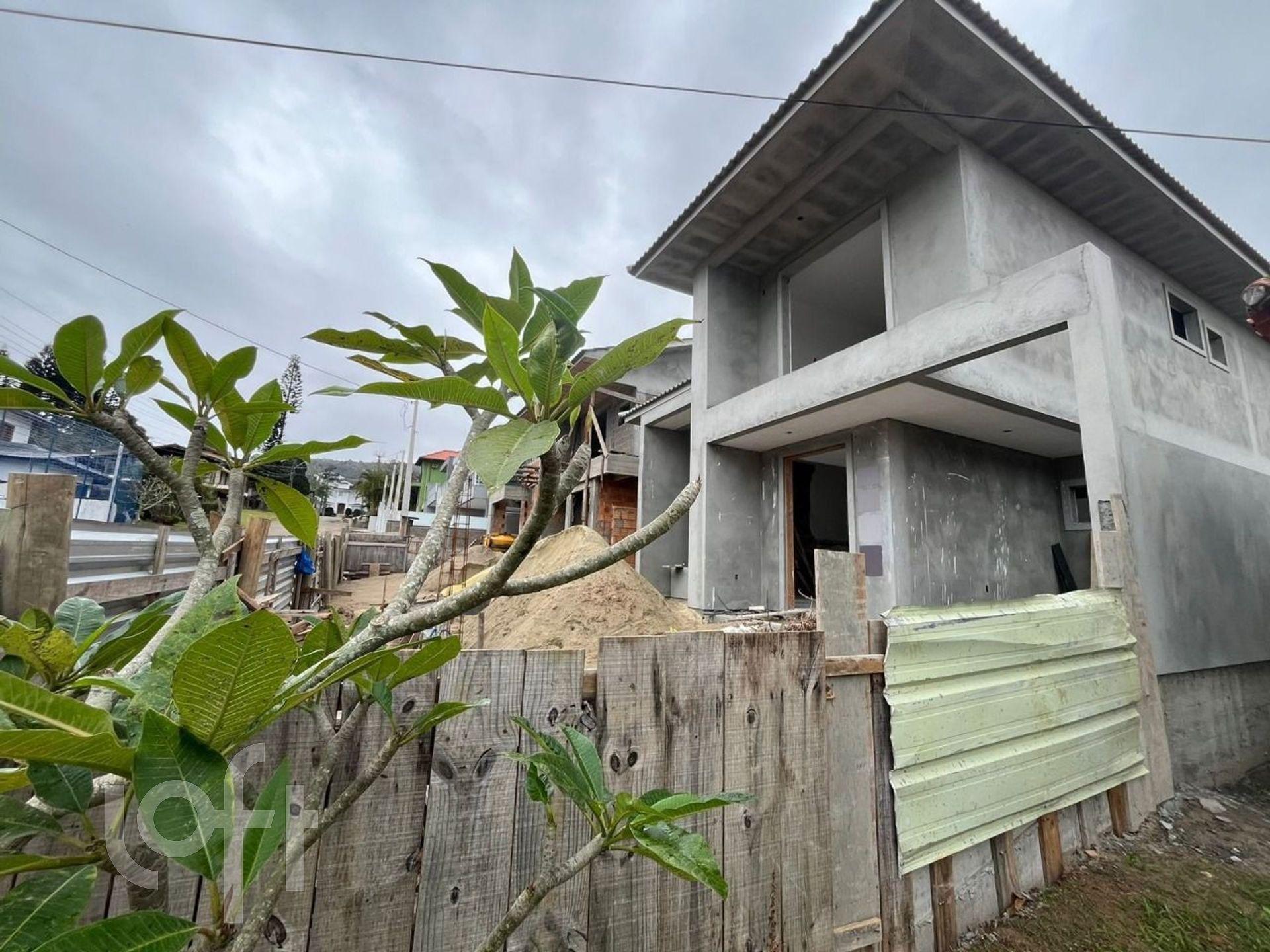 Casa à venda em Lagoa da Conceição com 179 m², 3 quartos, 3 suítes