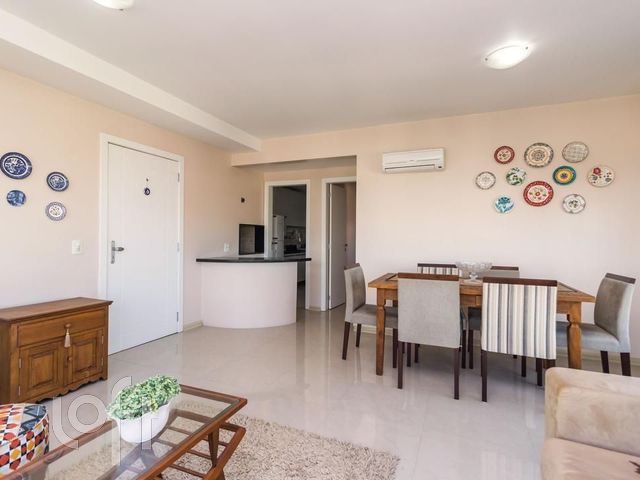 Apartamento com 80m², 2 dormitórios, 1 suíte, 2 vagas, Rio Branco em Porto Alegre