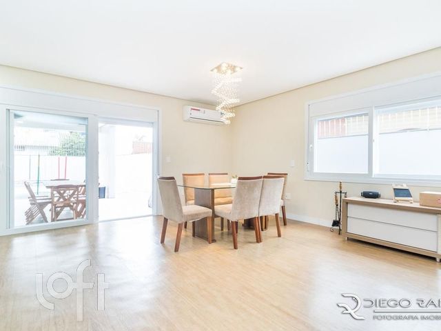 Casa com 254m², 4 dormitórios, 3 suítes, 4 vagas, Vila Ipiranga em Porto Alegre