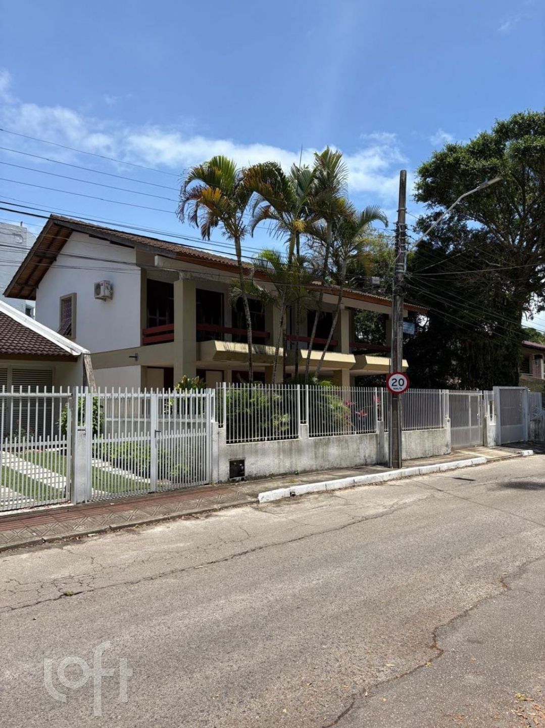 Casa Residencial com 320m², 4 quartos, 1 suíte, 2 garagens, no bairro Canasvieiras em Florianópolis