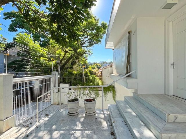 Casa com 268m², 4 dormitórios, 1 suíte, 3 vagas, Três Figueiras em Porto Alegre