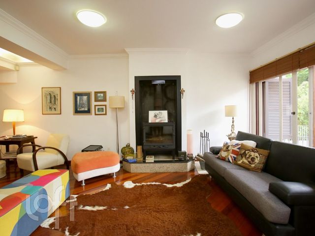 Casa com 363m², 4 dormitórios, 1 suíte, 4 vagas, Três Figueiras em Porto Alegre