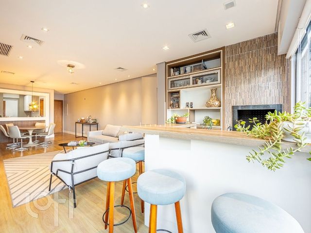 Apartamento com 114m², 3 dormitórios, 1 suíte, 2 vagas, Petrópolis em Porto Alegre
