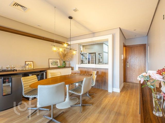 Apartamento com 114m², 3 dormitórios, 1 suíte, 2 vagas, Petrópolis em Porto Alegre