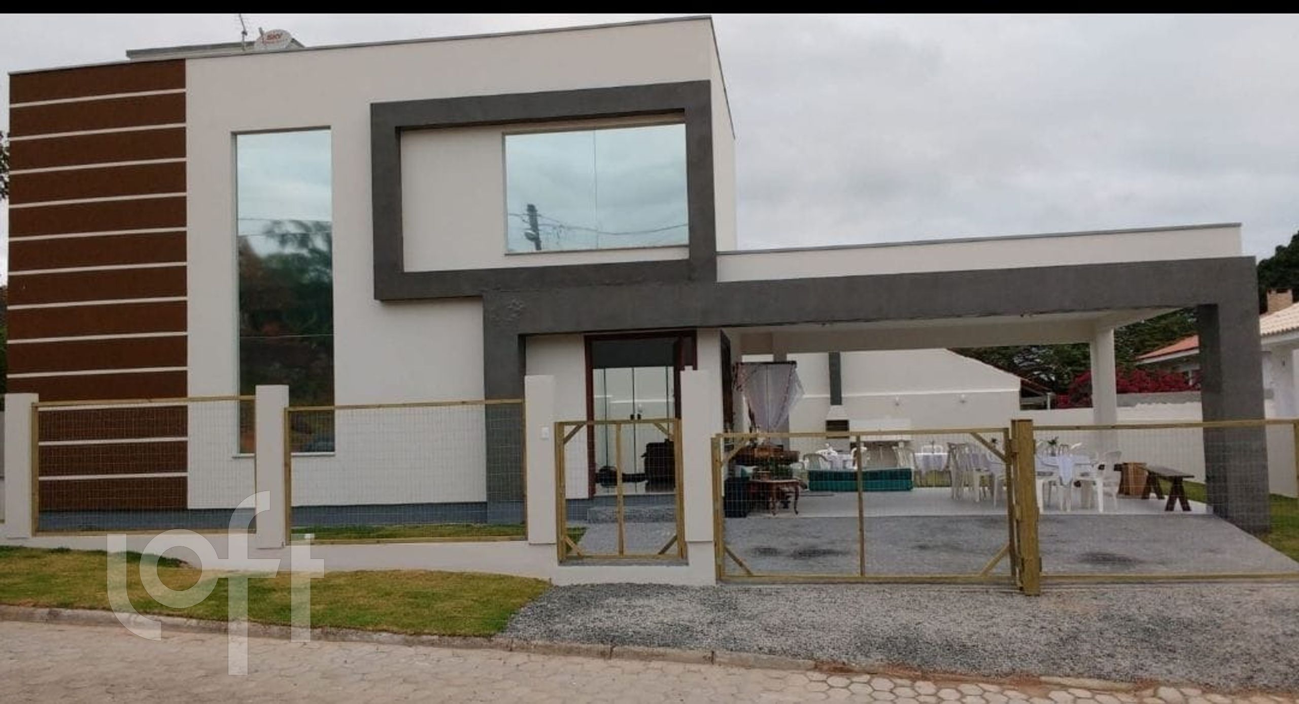 Casa Residencial com 163m², 3 quartos, 1 suíte, 2 garagens, no bairro Tapera da Base em Florianópolis