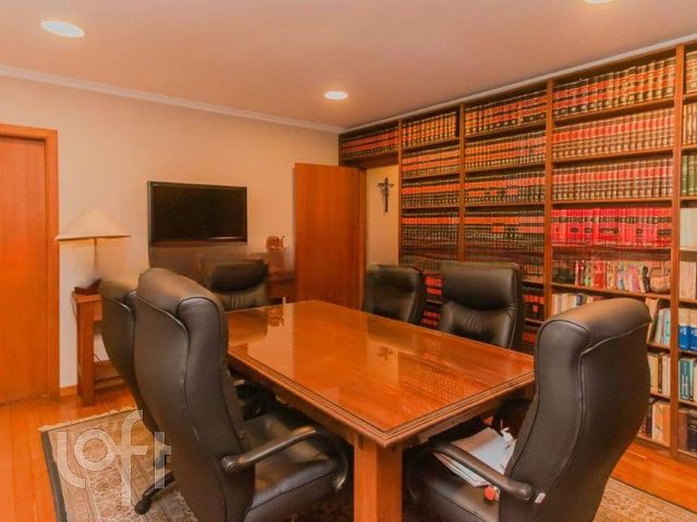 Casa com 300m², 8 dormitórios, 4 suítes, 9 vagas, Menino Deus em Porto Alegre