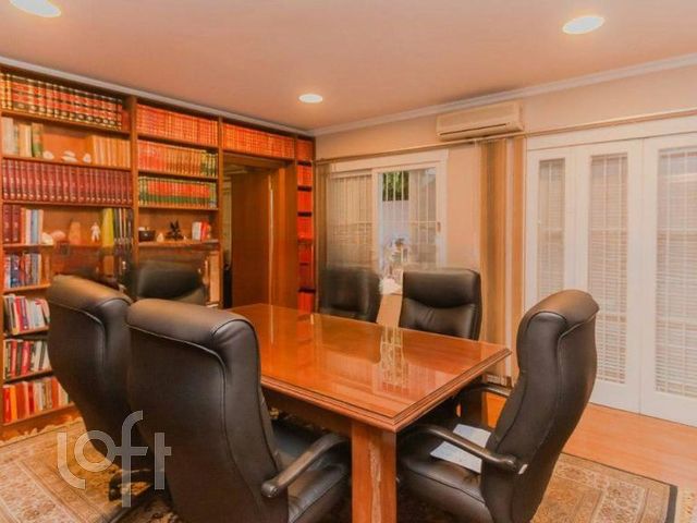 Casa com 300m², 8 dormitórios, 4 suítes, 9 vagas, Menino Deus em Porto Alegre