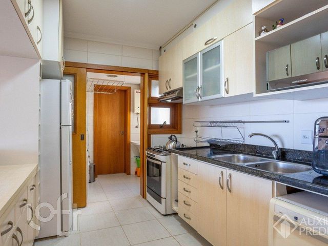 Apartamento com 90m², 3 dormitórios, 1 suíte, 2 vagas, Petrópolis em Porto Alegre