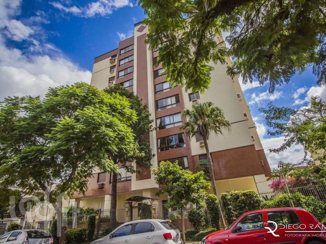Apartamento com 90m², 3 dormitórios, 1 suíte, 2 vagas, Petrópolis em Porto Alegre