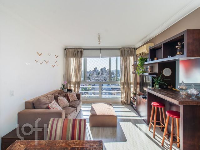 Apartamento com 70m², 2 dormitórios, 1 suíte, 2 vagas, Petrópolis em Porto Alegre