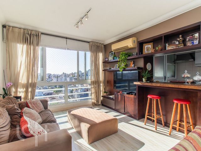 Apartamento com 70m², 2 dormitórios, 1 suíte, 2 vagas, Petrópolis em Porto Alegre