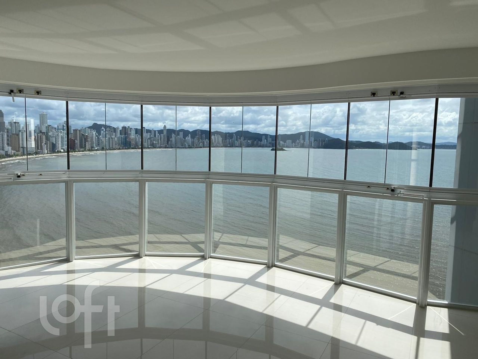 Apartamento à venda em Barra Sul com 237 m², 4 quartos, 4 suítes, 4 vagas