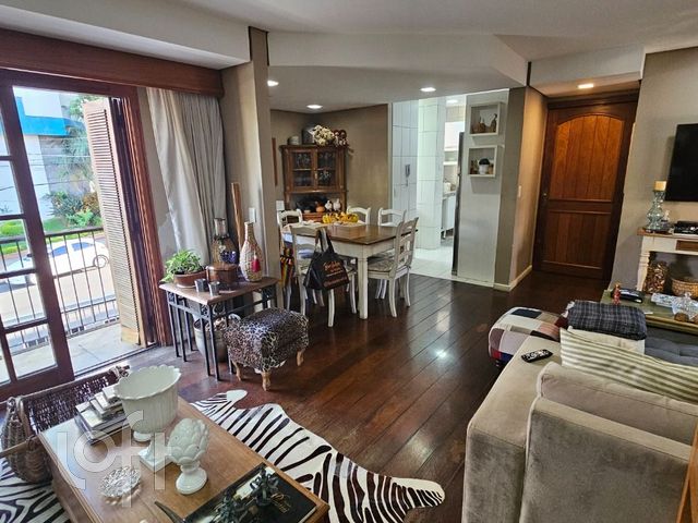 Casa com 362m², 3 dormitórios, 1 suíte, 2 vagas, Petrópolis em Porto Alegre