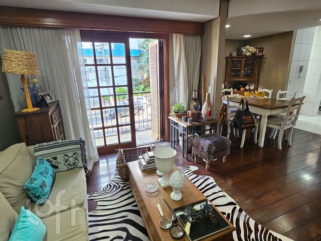 Casa com 362m², 3 dormitórios, 1 suíte, 2 vagas, Petrópolis em Porto Alegre