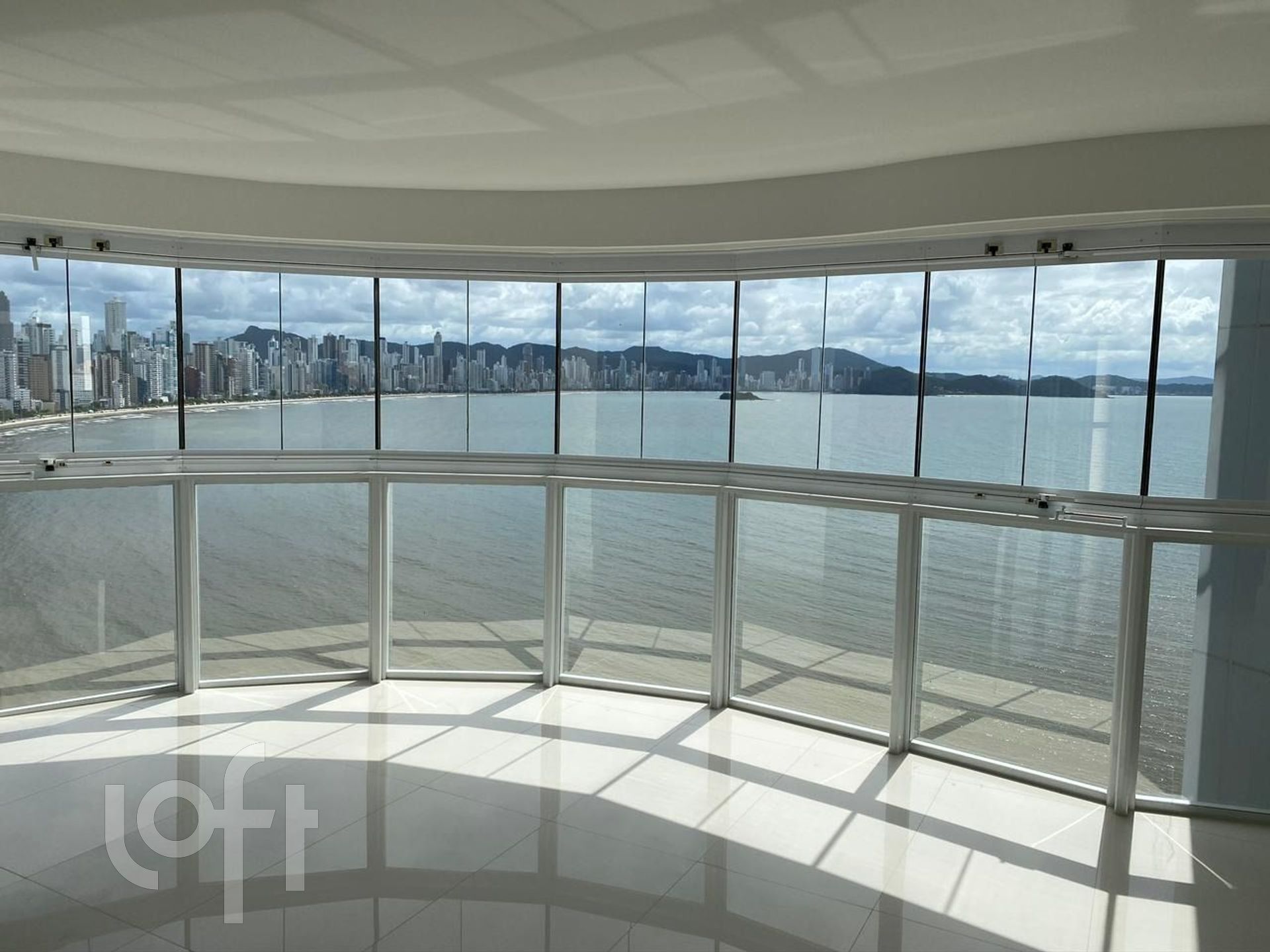 Apartamento à venda em Barra Sul com 237 m², 4 quartos, 4 suítes, 4 vagas