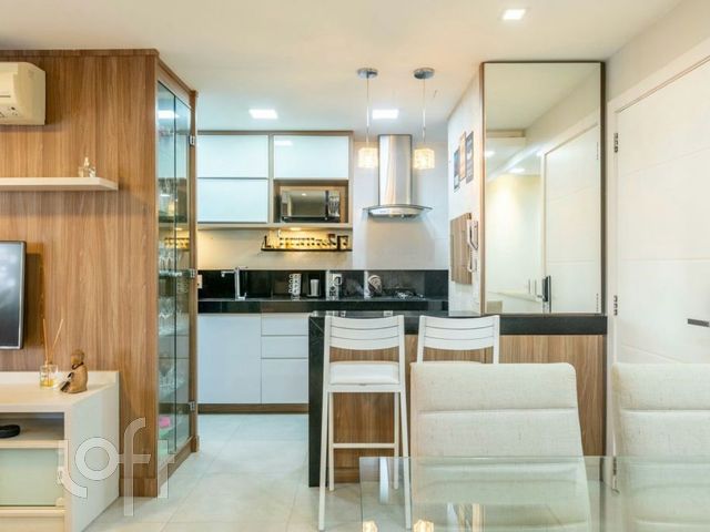 Apartamento com 64m², 2 dormitórios, 1 suíte, 2 vagas, Jardim Botânico em Porto Alegre