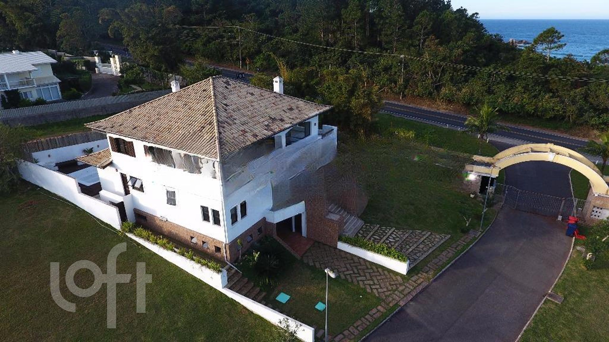 Casa Residencial com 576m², 5 quartos, 2 suítes, no bairro Itacorubi em Florianópolis