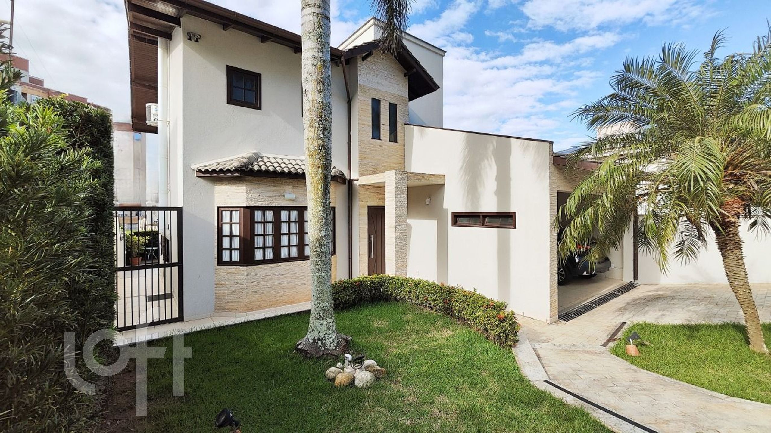 Casa à venda em Córrego Grande com 221 m², 4 quartos, 2 suítes, 2 vagas