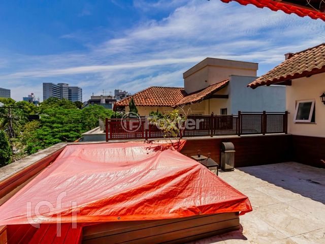 Casa em Condomínio com 271m², 3 dormitórios, 1 suíte, 2 vagas, Três Figueiras em Porto Alegre