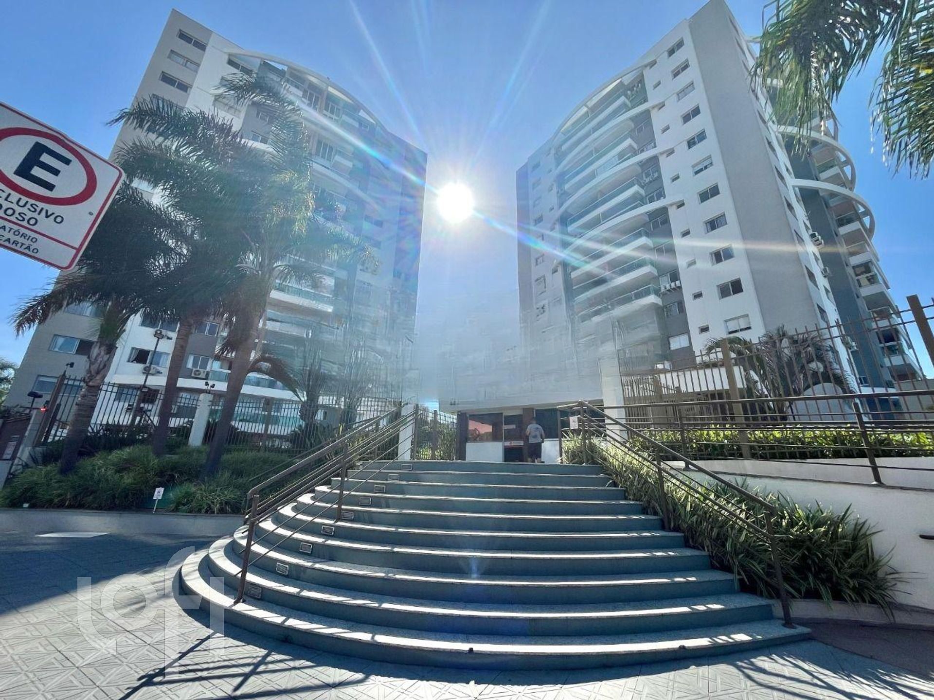 Apartamento 3 dorm com suíte mobiliado - Vista mar em Barreiros