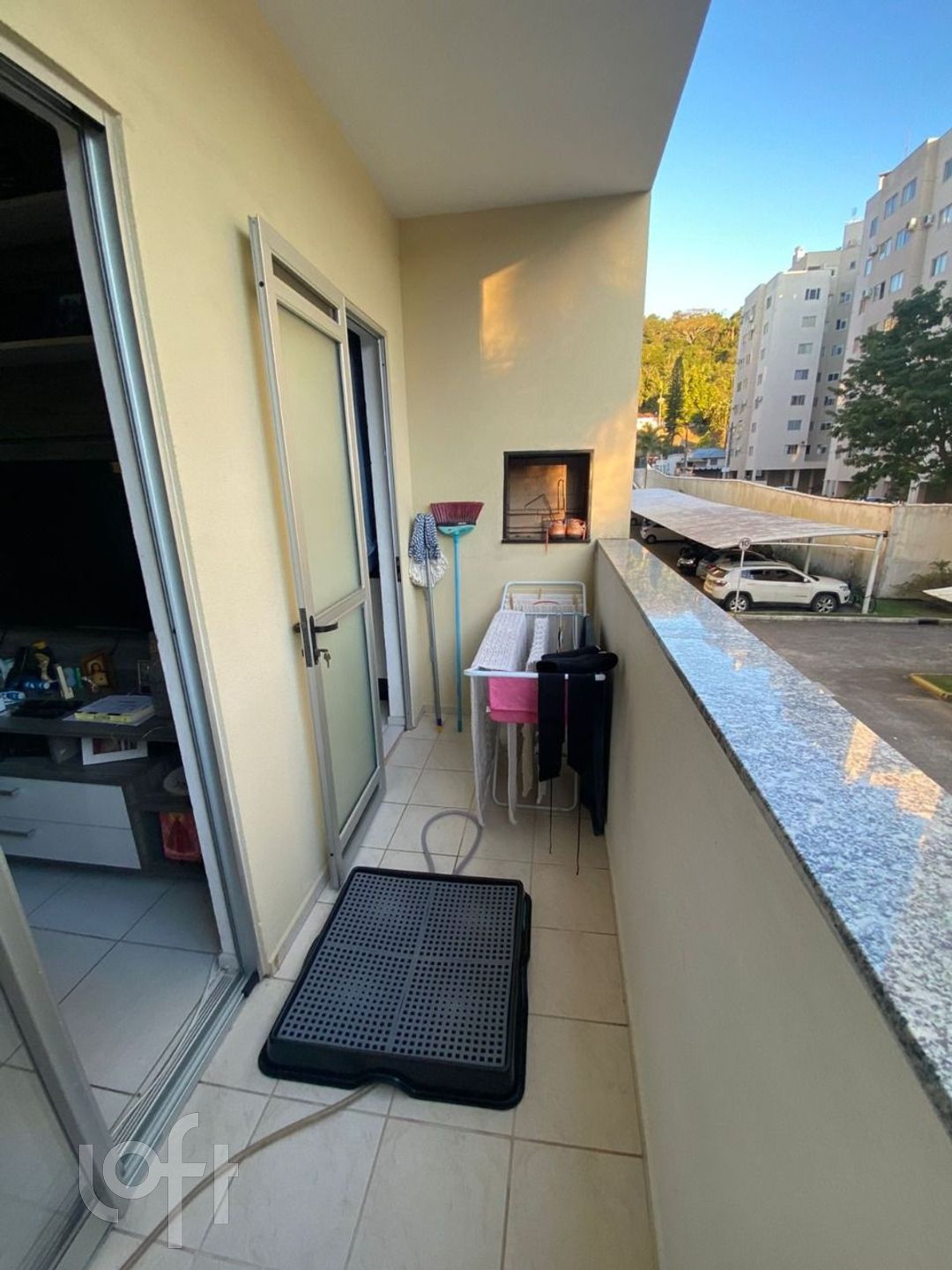 Apartamento MOBILIADO, com 2 dormitórios, vaga e sacada com churrasqueira