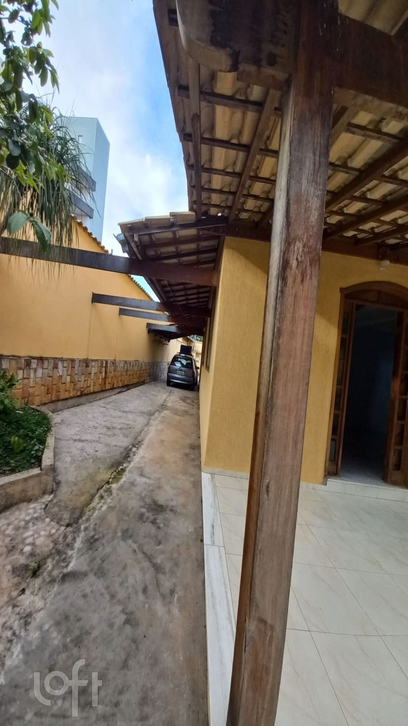 Casa à venda com 4 quartos, 250m² - Foto 2