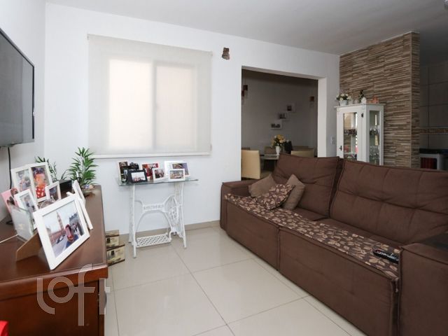 Casa com 108m², 2 dormitórios, 2 vagas no bairro Olaria em Canoas para Comprar